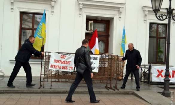 В Одессе разобрали баррикады у мэрии (ФОТО) | Русская весна