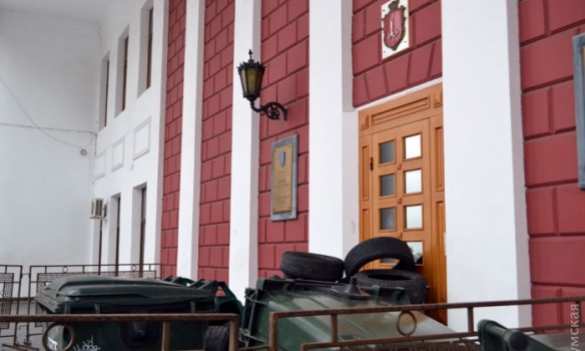 В Одессе разобрали баррикады у мэрии (ФОТО) | Русская весна