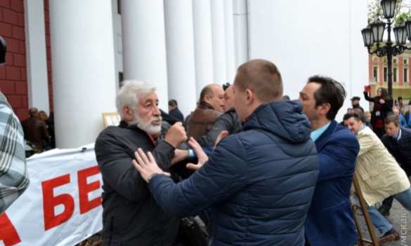 В Одессе разобрали баррикады у мэрии (ФОТО) | Русская весна