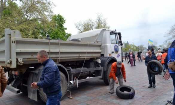 В Одессе разобрали баррикады у мэрии (ФОТО) | Русская весна