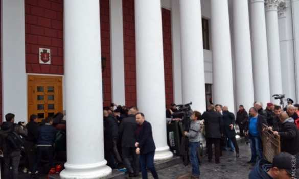 В Одессе разобрали баррикады у мэрии (ФОТО) | Русская весна