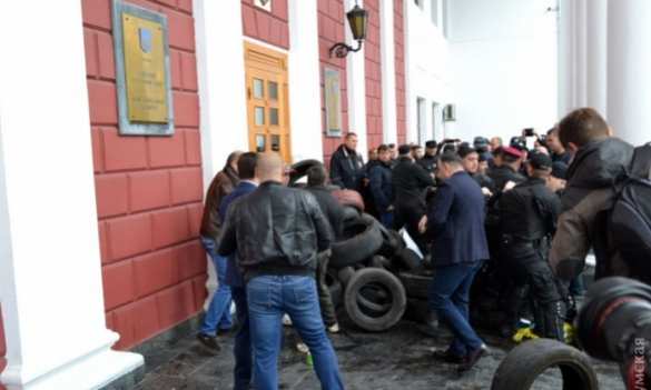 В Одессе разобрали баррикады у мэрии (ФОТО) | Русская весна