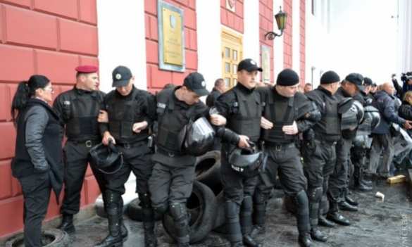 В Одессе разобрали баррикады у мэрии (ФОТО) | Русская весна