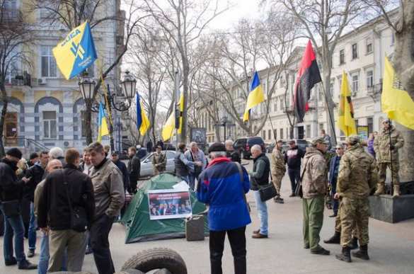 Мини-майдан в Одессе: к зданию прокуратуры притащили шины и устанавливают палатки (ФОТО, ВИДЕО) | Русская весна