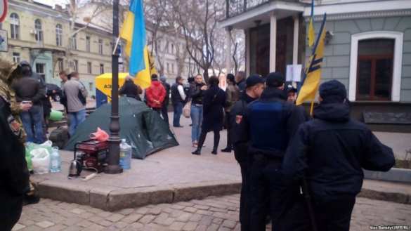 Мини-майдан в Одессе: к зданию прокуратуры притащили шины и устанавливают палатки (ФОТО, ВИДЕО) | Русская весна