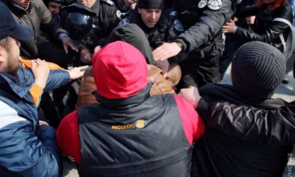 Радикалы-неонацисты напали на одесситов, пришедших почтить память освободителей города (ФОТО, ВИДЕО) | Русская весна