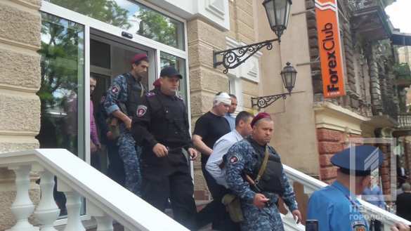 В Одессе боевики в камуфляже, с битами и пистолетами штурмовали бизнес-центр «Наполеон», милиция вмешиваться боялась, в результате трое раненых  (ФОТО, ВИДЕО) | Русская весна