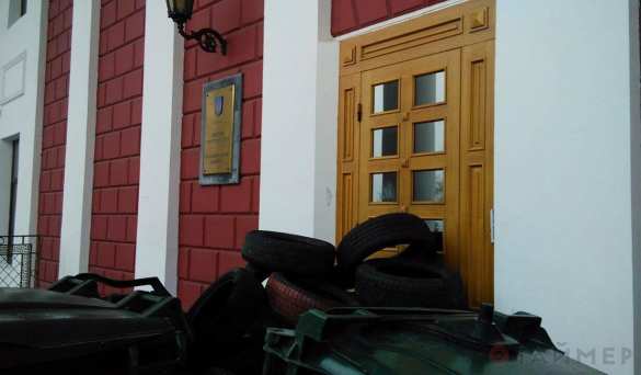 СРОЧНО: «Майдановцы» забаррикадировали здание одесской мэрии шинами и мусорными баками (ФОТО) | Русская весна