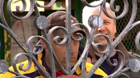 В Одессе рабочие закрыли вход на завод и не пускают налоговиков (ФОТО) | Русская весна