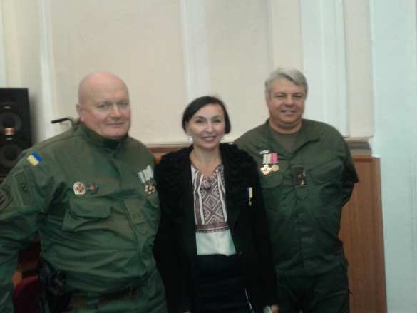 «Активистка»-русофобка, баллотирующаяся в депутаты, намеренно сбила сотрудника ГАИ в Мариуполе (ВИДЕО, ФОТО) | Русская весна