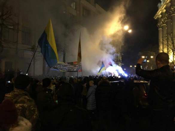 МОЛНИЯ: толпа с Майдана громит «Альфа-банк» в Киеве (+ФОТО, ВИДЕО) | Русская весна