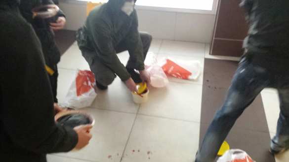 Офис телеканала «Украина» облили кровью (ФОТО, ВИДЕО) | Русская весна