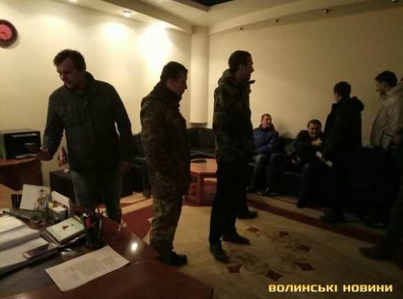 МОЛНИЯ: «блокадный Майдан» шагает по Украине. Активисты захватили Волынскую ОГА — ПРЯМАЯ ТРАНСЛЯЦИЯ. Смотрите и комментируйте с «Русской Весной»  | Русская весна