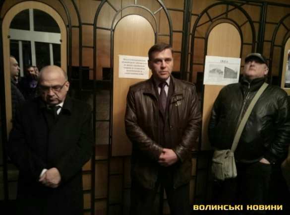 МОЛНИЯ: «блокадный Майдан» шагает по Украине. Активисты захватили Волынскую ОГА — ПРЯМАЯ ТРАНСЛЯЦИЯ. Смотрите и комментируйте с «Русской Весной»  | Русская весна