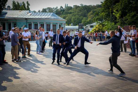 Атака в толпе, взрывы и эвакуация: охрана Зеленского готова спасать шефа (ФОТО) | Русская весна