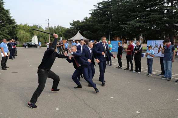 Атака в толпе, взрывы и эвакуация: охрана Зеленского готова спасать шефа (ФОТО) | Русская весна