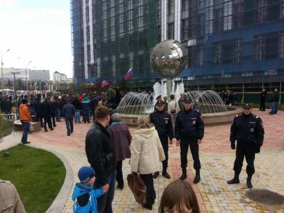 Новосибирск В знак протеста против так называемого «марша мира» жители центра Москвы вывесили в окнах флаги ДНР и ЛНР (фото, видео) | Русская весна