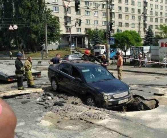 Провал: в Киеве автомобиль «ушел» под асфальт (ФОТО) | Русская весна