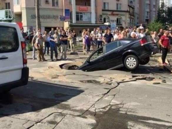 Провал: в Киеве автомобиль «ушел» под асфальт (ФОТО) | Русская весна