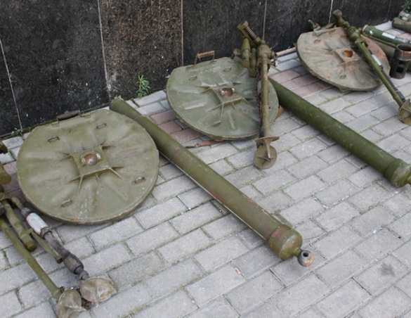 МГБ ЛНР изъяло из заминированного тайника украинских ДРГ пулеметы, минометы, боеприпасы (ФОТО) | Русская весна