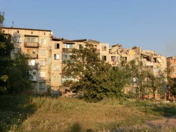 Последствия обстрелов города Снежное: разрушение дома, разбитые улицы (фото, видео) | Русская весна