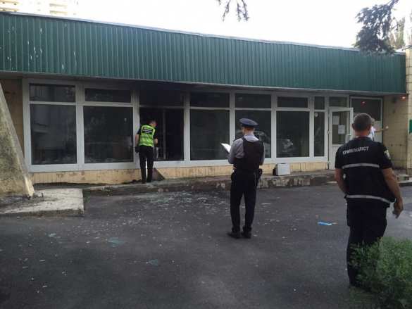 Это Украина: здание банка забросали коктейлями Молотова (ФОТО, ВИДЕО) | Русская весна