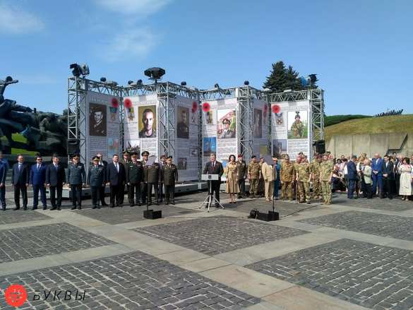 Порошенко: «Украинцы воевали в небе Британии, песках северной Африки, на островах Тихого океана» (ФОТО, ВИДЕО) | Русская весна