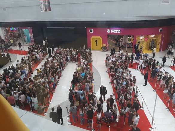 H&Mнутые: как киевляне спали на полу в ожидании открытия магазина тряпья (ФОТО) | Русская весна