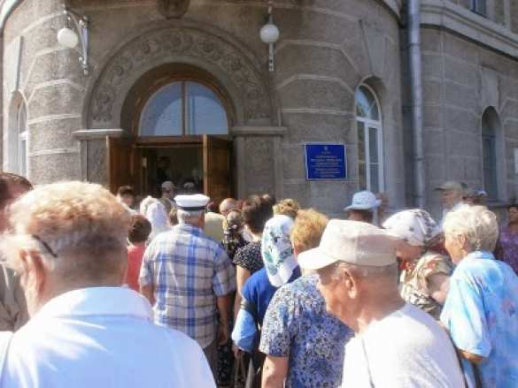 В Чернигове пенсионеры штурмовали областную администрацию и местную раду (фото, видео) В Чернигове пенсионеры штурмовали областную администрацию и местную раду (фото, видео) | Русская весна
