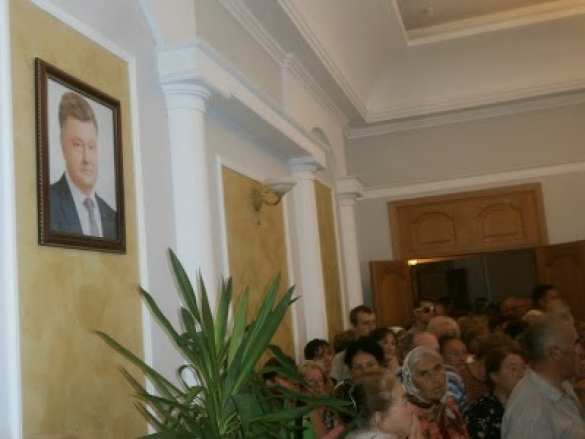 В Чернигове пенсионеры штурмовали областную администрацию и местную раду (фото, видео) В Чернигове пенсионеры штурмовали областную администрацию и местную раду (фото, видео) | Русская весна