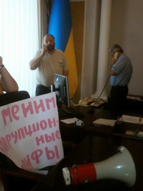 В Чернигове пенсионеры штурмовали областную администрацию и местную раду (фото, видео) В Чернигове пенсионеры штурмовали областную администрацию и местную раду (фото, видео) | Русская весна