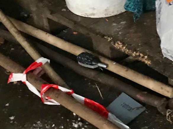 «Железный трон» Саакашвили и гранаты — что нашли в палаточном городке «Михомайдана» (ФОТО) | Русская весна