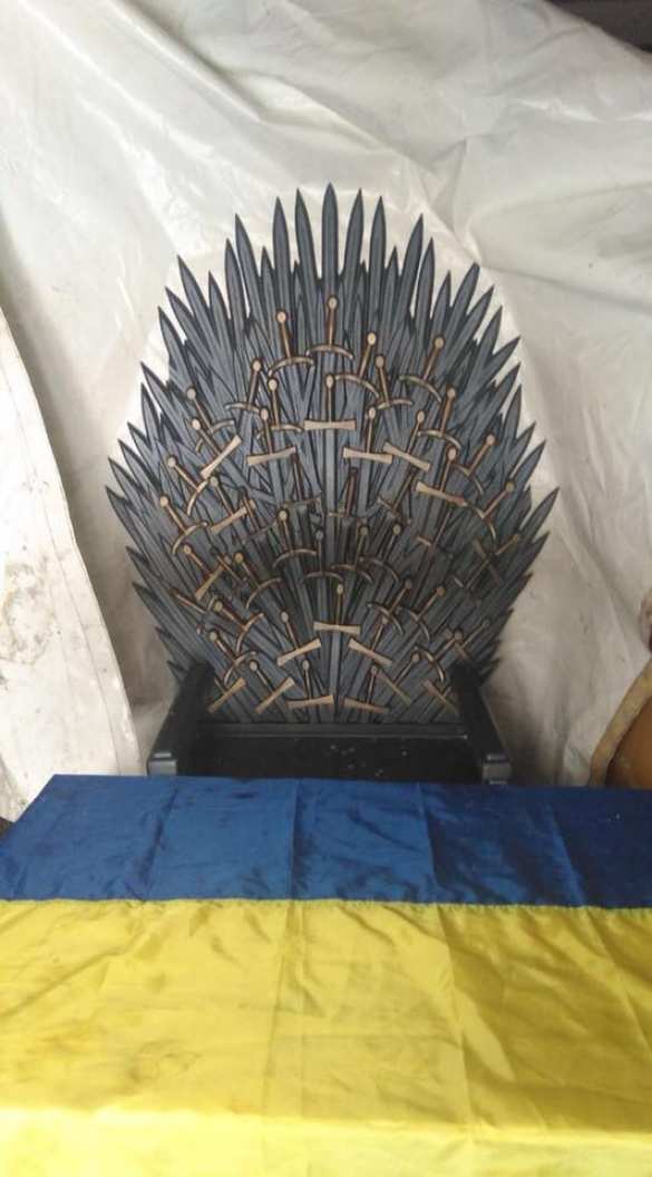 «Железный трон» Саакашвили и гранаты — что нашли в палаточном городке «Михомайдана» (ФОТО) | Русская весна