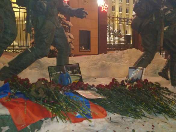 Памяти Героя: В честь майора Филипова москвичи возлагают цветы к зданию Минобороны (+ФОТО) | Русская весна