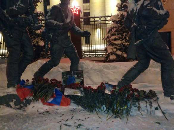 Памяти Героя: В честь майора Филипова москвичи возлагают цветы к зданию Минобороны (+ФОТО) | Русская весна