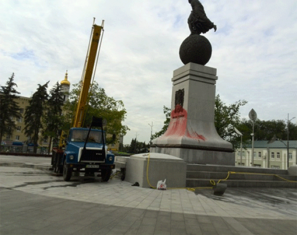 Сопротивление в Харькове: памятник Независимости Украины облит «кровавой» краской (фото) Сопротивление в Харькове: памятник Независимости Украины облит «кровавой» краской (фото) | Русская весна