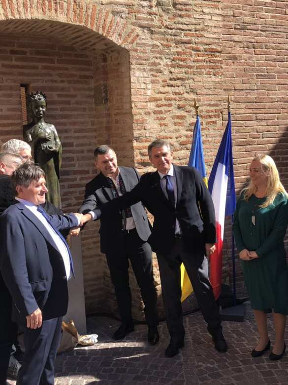 Украинцы во Франции открыли памятник Анне Русской (ФОТО) | Русская весна