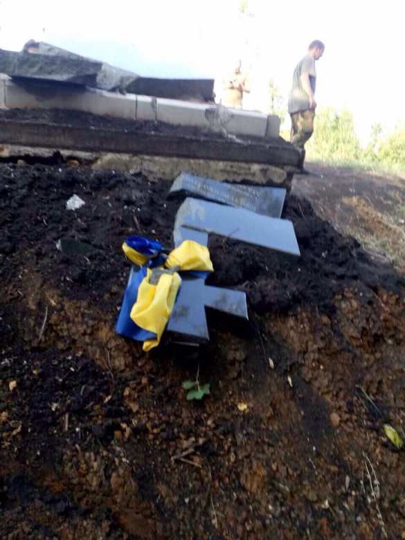 В оккупированном Донбассе уничтожили памятник боевикам «АТО» (ФОТО) | Русская весна