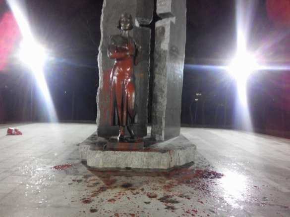 В Бабьем Яру облили краской памятник пособнице нацистов, «поэтессе» Телиге (ФОТО) | Русская весна