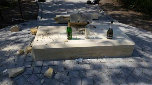 Не простоял и недели: памятник карателям-«АТОшникам» разрушили на острове Хортица (ФОТО) | Русская весна