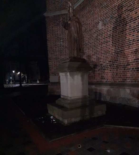 Украинец с топором напал на памятник Папе Римскому (ФОТО, ВИДЕО) | Русская весна