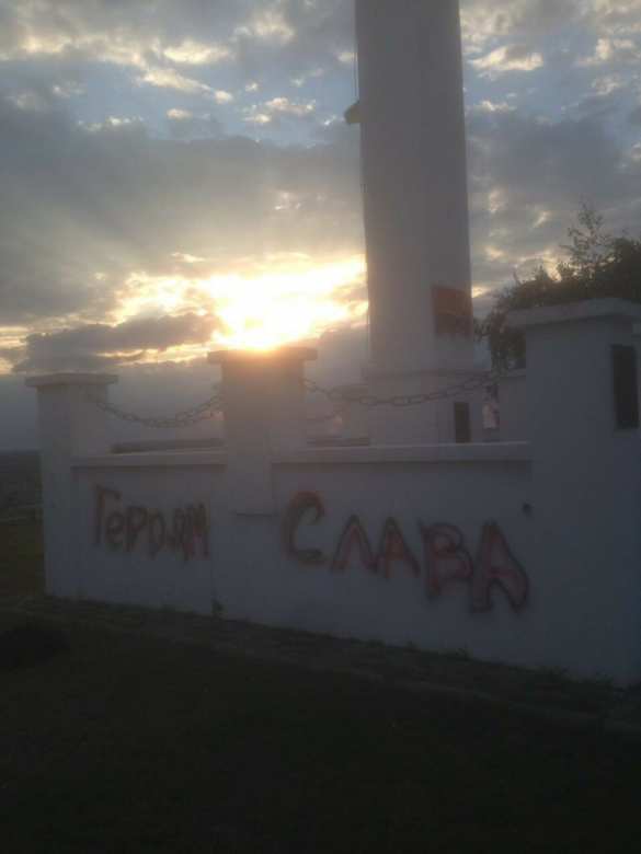 Украинские неонацисты осквернили венгерский памятник (ФОТО) | Русская весна