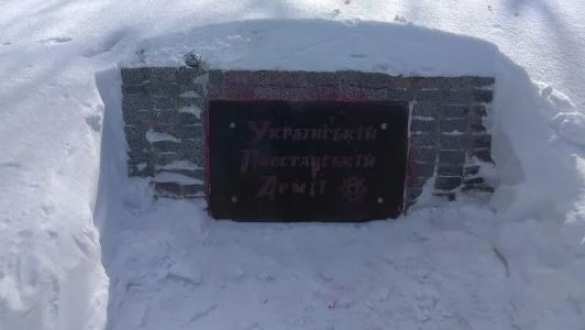 В Харькове облили краской памятник УПА (ФОТО) | Русская весна