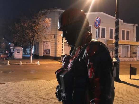 В Крыму задержали «майданутого алкаша», который облил краской памятник «Вежливым людям» (+ВИДЕО, ФОТО) | Русская весна