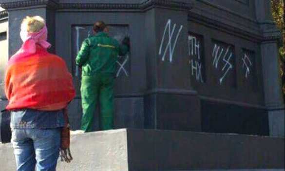 Киевские вандалы осквернили памятник князю Владимиру (ФОТО) | Русская весна