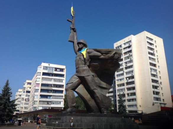 Флаг Украины срезало с памятника Воину-освободителю — в Сети появились кадры удара молнии (ВИДЕО) | Русская весна