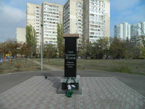 Националисты-«свободовцы» в Одессе украли бюст Жукова и обезглавили памятник Ленину (фото) | Русская весна