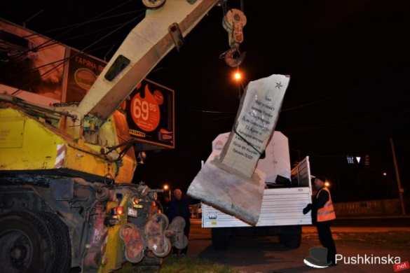 Обыкновенный фашизм: ко Дню Победы в Одессе снесли памятный знак Жукову (ФОТО, ВИДЕО) | Русская весна