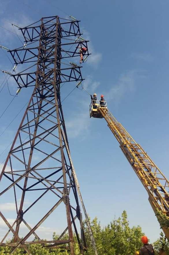 Премия Дарвина: подростки на Украине ради селфи залезли на опору ЛЭП, спустились не все (ФОТО, ВИДЕО) | Русская весна