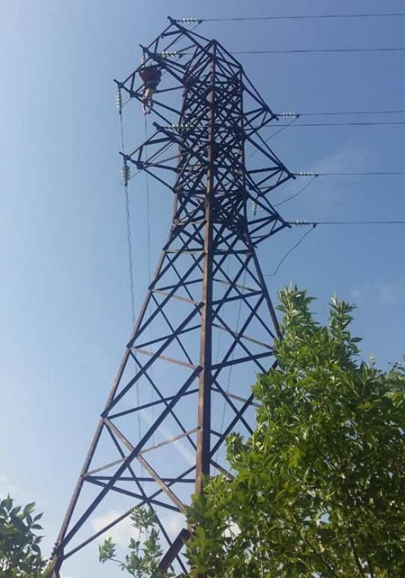 Премия Дарвина: подростки на Украине ради селфи залезли на опору ЛЭП, спустились не все (ФОТО, ВИДЕО) | Русская весна